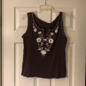 Sleeveless ribbed shirt, sz L, embroidered design